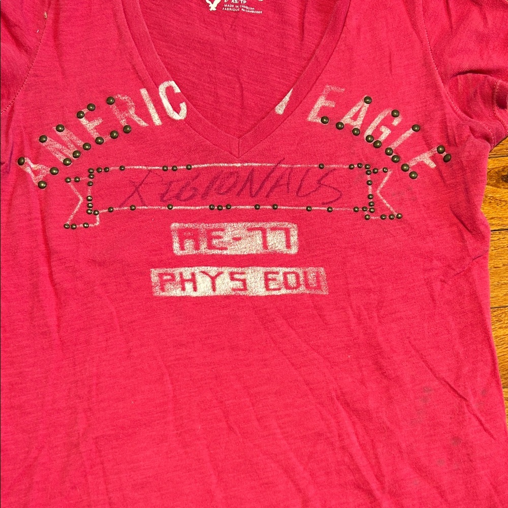 American Eagle Outfitters Red Graphic V-Neck Tee - Picture 4 of 7
